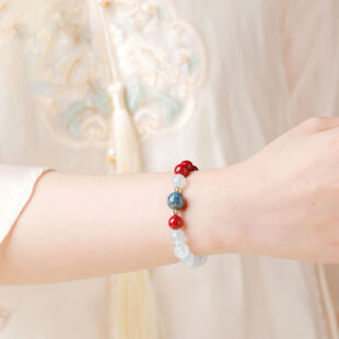 模特兒手腕佩戴懂飾鴻運硃砂手鍊，展現東方風格穿搭效果。