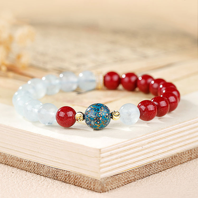 懂飾鴻運硃砂手鍊的平拍特寫,展現紫金砂、海藍寶與大漆珠的細節。
