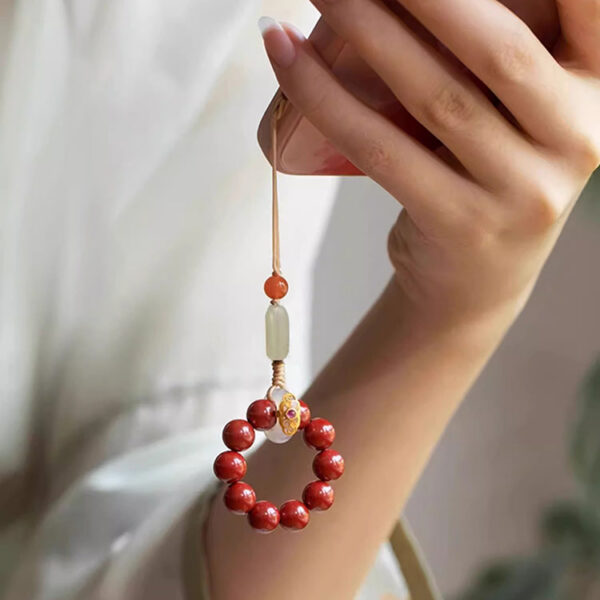 懂飾 don acc. 硃砂手機吊飾佩戴情境，手機能量護符