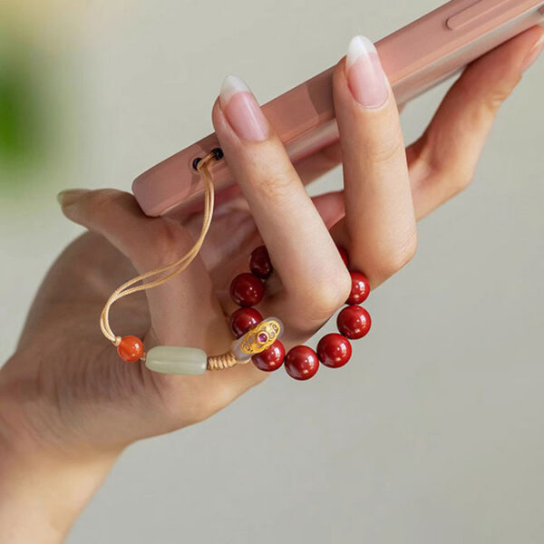 懂飾 don acc. 硃砂手機吊飾佩戴情境，手機能量護符