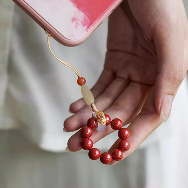 懂飾 don acc. 硃砂手機吊飾佩戴情境，手機能量護符