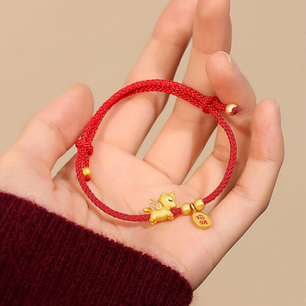 招財萌馬純銀紅繩手鍊｜招財入戶 × 好運一整年
