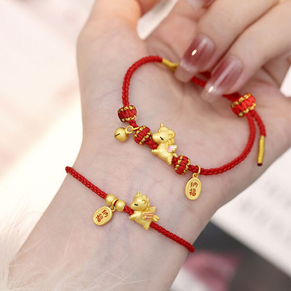 招財萌馬純銀紅繩手鍊｜招財入戶 × 好運一整年