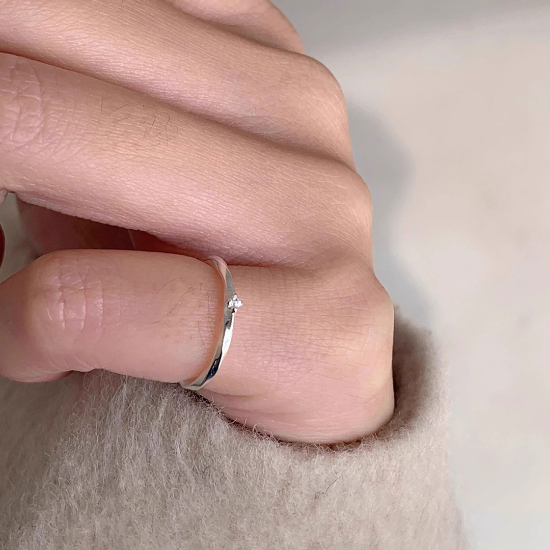 女性佩戴左手小指防小人尾戒-2026職場開運建議-懂飾donacc