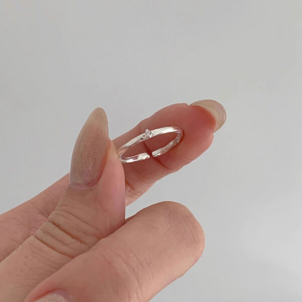 純銀尾戒鑲嵌鋯石特寫-職場招貴人能量飾品-懂飾donacc