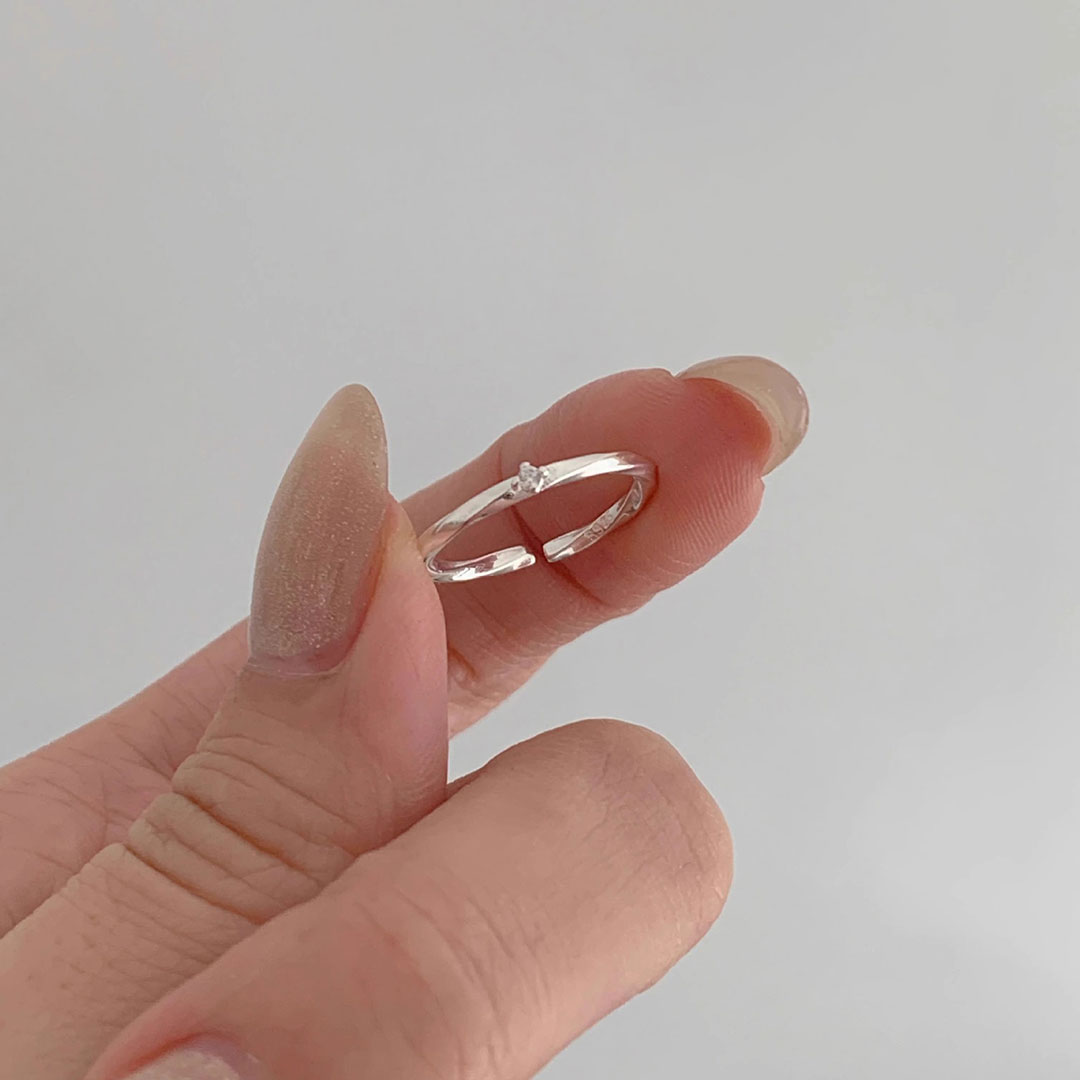 純銀尾戒鑲嵌鋯石特寫-職場招貴人能量飾品-懂飾donacc