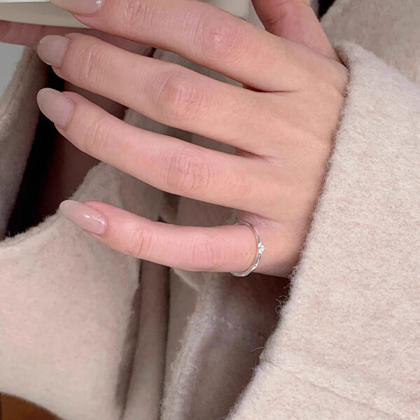 女性佩戴左手小指防小人尾戒-2026職場開運建議-懂飾donacc